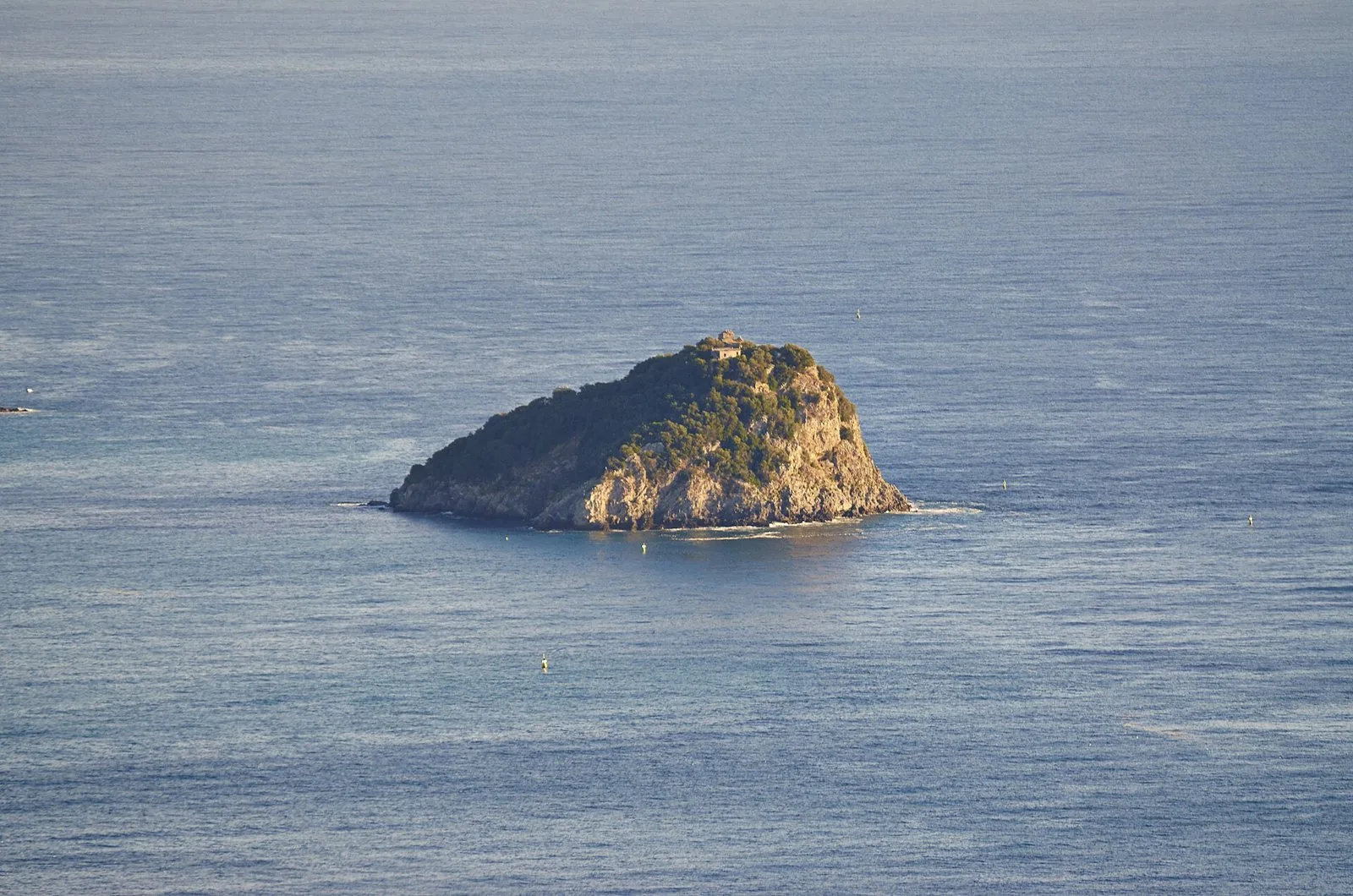 L'Isola di Bergeggi, piccola isola verde e rocciosa nel mar Ligure