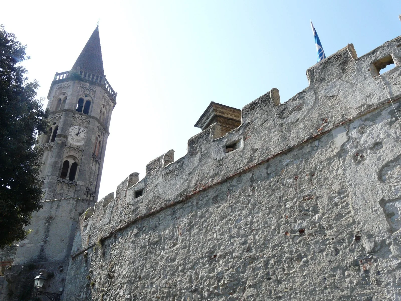 Le mura medievali merlate di Finalborgo con il campanile della basilica di San Biagio