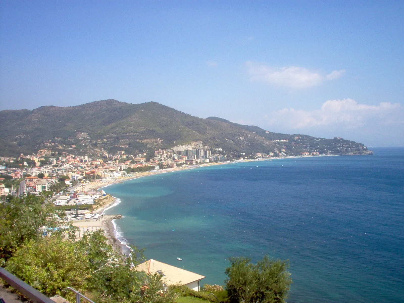 Panorama della baia di Spotorno con la spiaggia, il paese e il mare azzurro