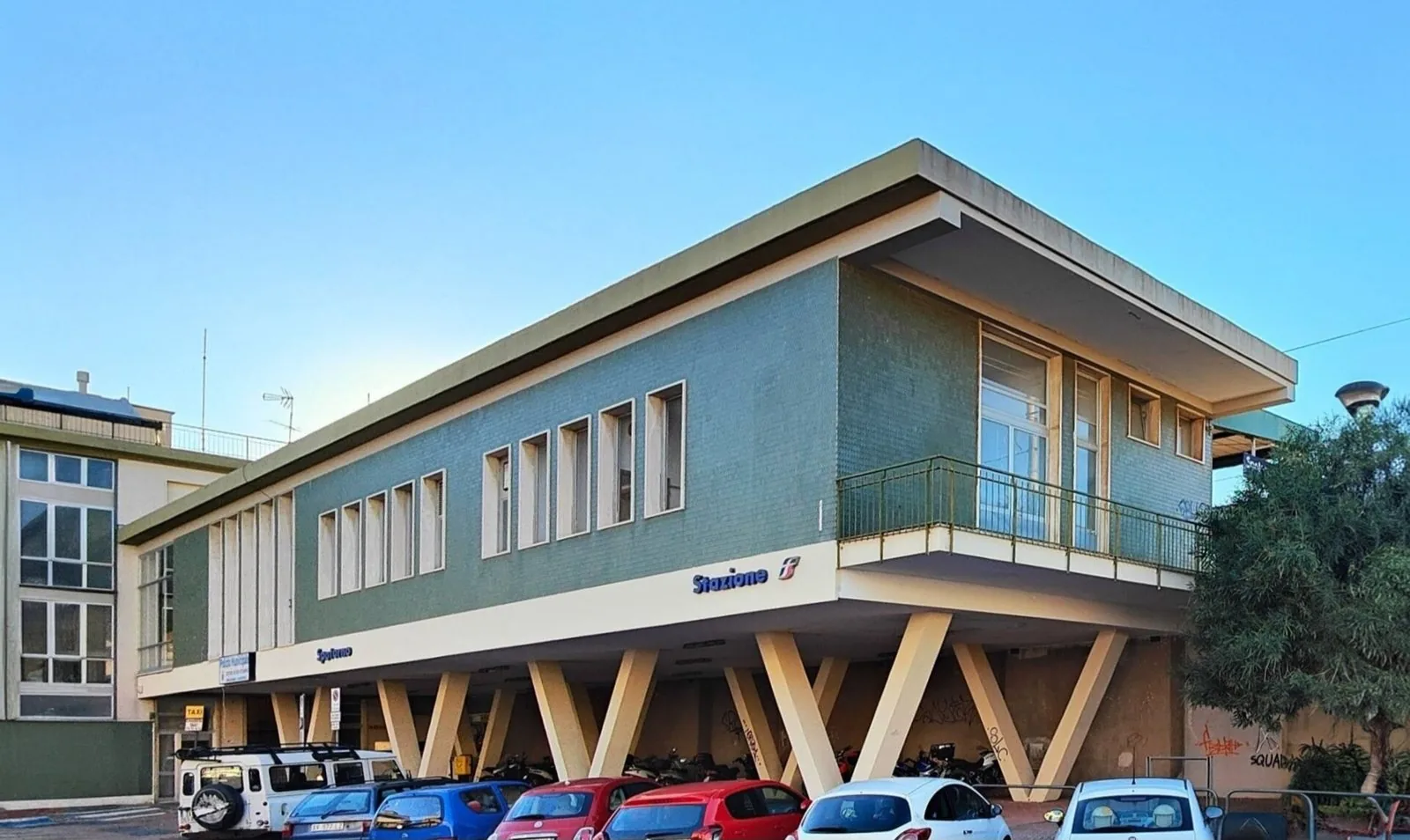 La stazione ferroviaria di Spotorno-Noli sulla linea della Riviera di Ponente