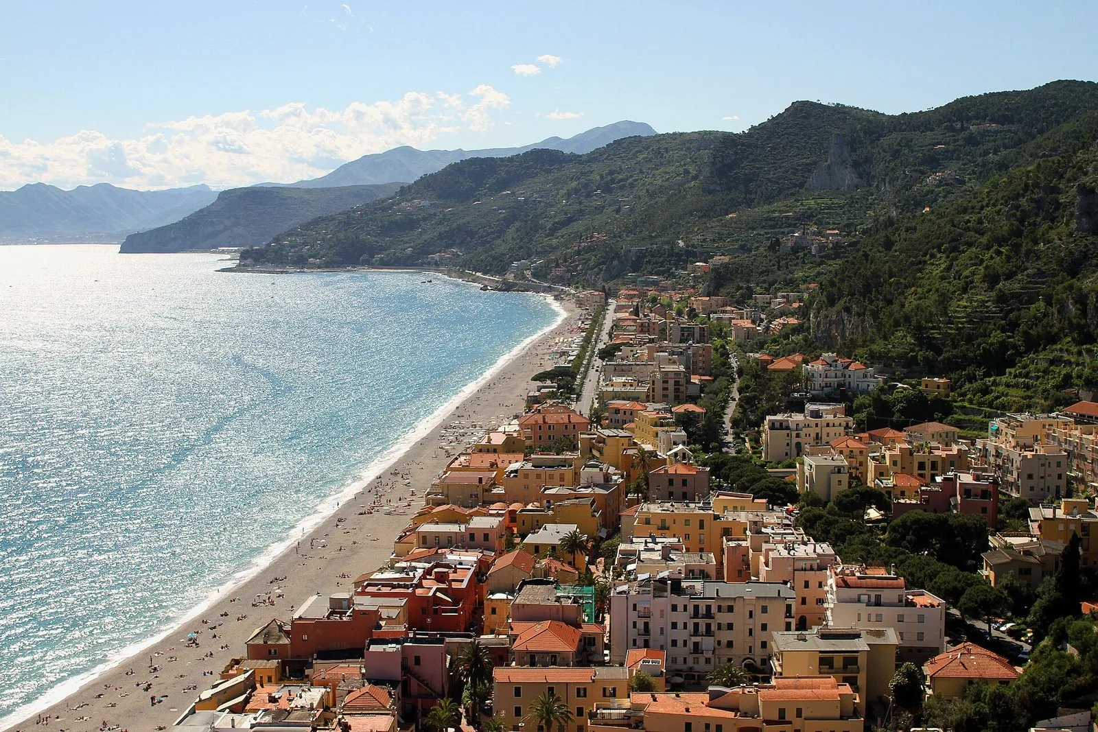 Veduta dall'alto di Varigotti: case colorate lungo la spiaggia e il mare della Riviera di Ponente